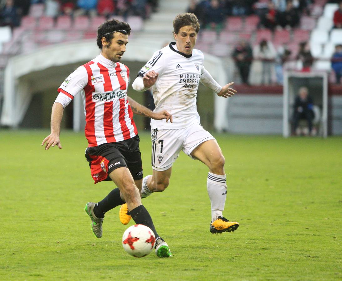 Imagénes del encuentro disputado en Las Gaunas entre la UD Logroñés y el CD Mirandés, que ha concluido con derrota para el equipo local.