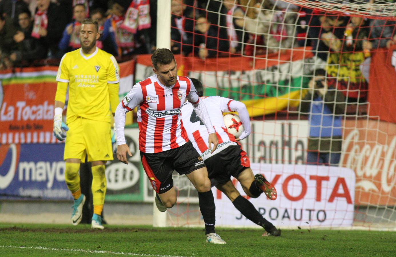 Imagénes del encuentro disputado en Las Gaunas entre la UD Logroñés y el CD Mirandés, que ha concluido con derrota para el equipo local.