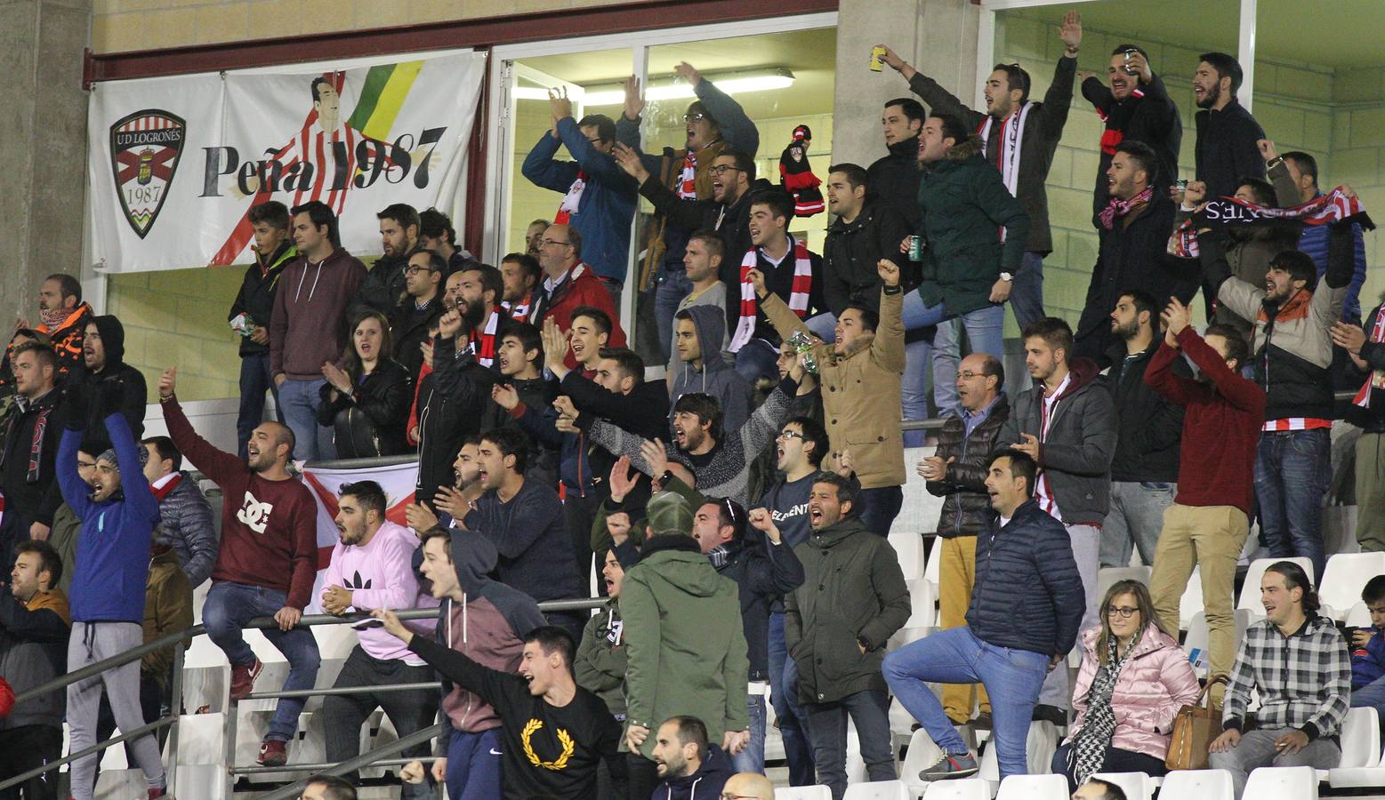 Imagénes del encuentro disputado en Las Gaunas entre la UD Logroñés y el CD Mirandés, que ha concluido con derrota para el equipo local.