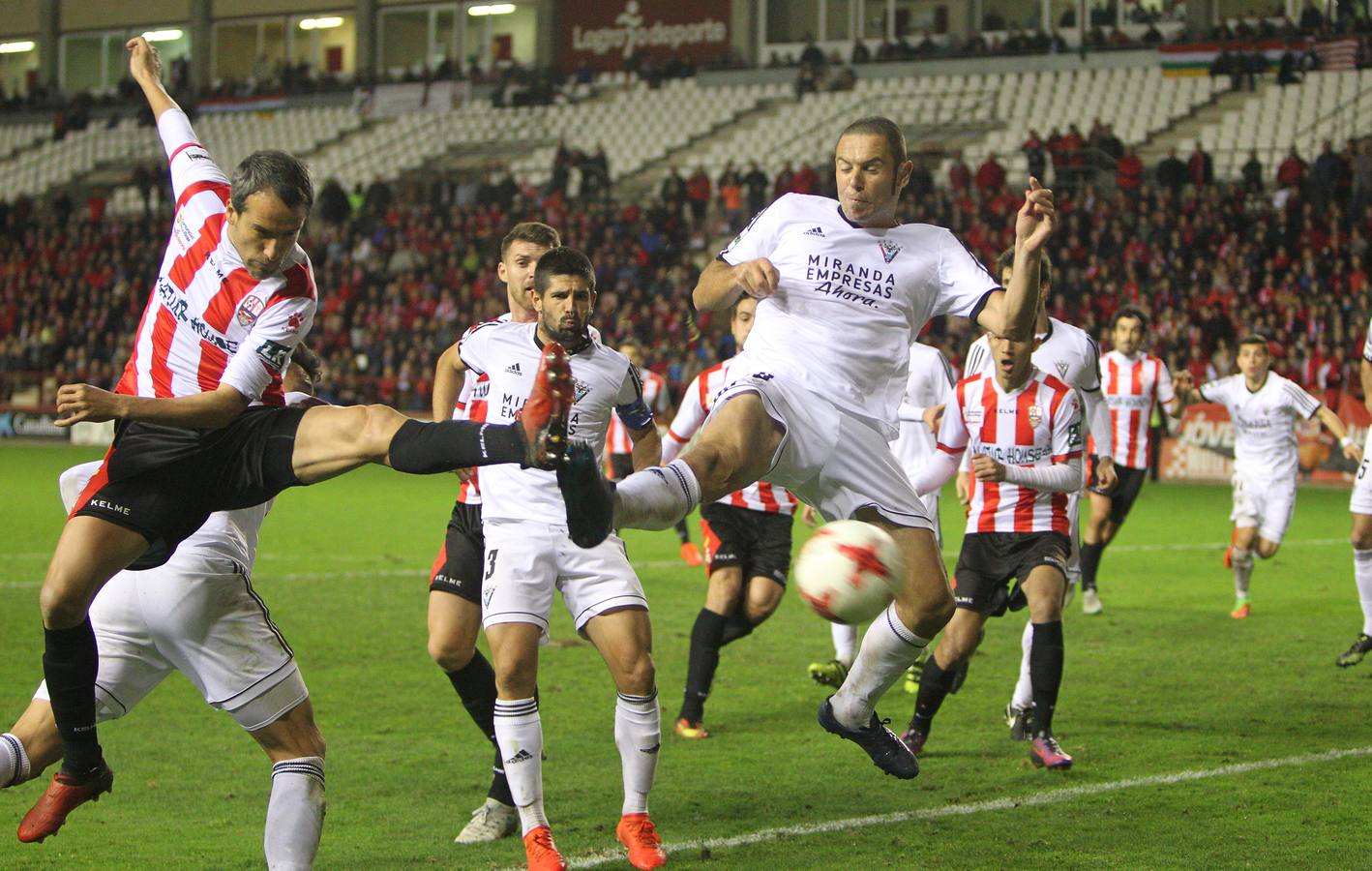 Imagénes del encuentro disputado en Las Gaunas entre la UD Logroñés y el CD Mirandés, que ha concluido con derrota para el equipo local.