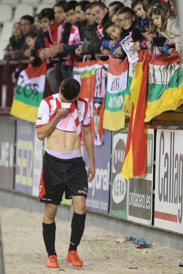 Imagénes del encuentro disputado en Las Gaunas entre la UD Logroñés y el CD Mirandés, que ha concluido con derrota para el equipo local.