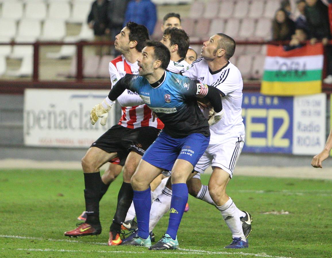 Imagénes del encuentro disputado en Las Gaunas entre la UD Logroñés y el CD Mirandés, que ha concluido con derrota para el equipo local.