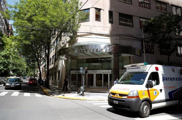 Una ambulancia pasa ante la clínica Bazterrica de Buenos Aires donde falleció el fiscal general. :: d. f. / efe