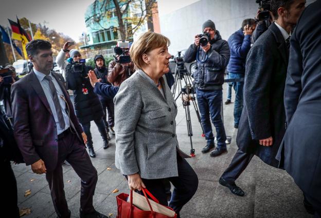 Angela Merkel accede al edificio donde ayer se reunió durante horas con el resto de líderes para intentar formar la llamada 'coalición Jamaica'. :: efe