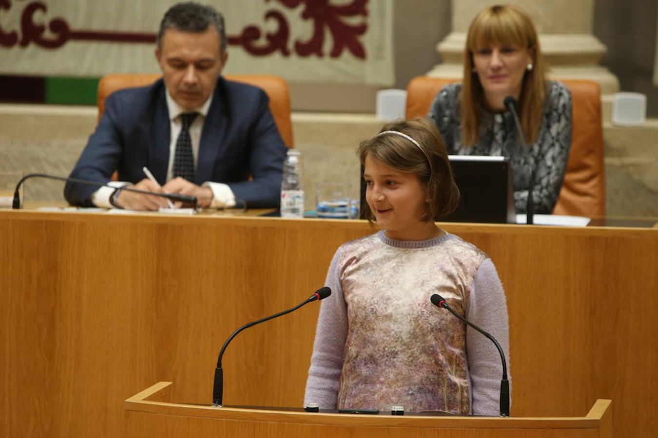 El Día Universal del Niño, organizado por Unicef, se ha celebrado en el Parlamento regional con la participación de un grupo de alumnos del colegio San Fernando de Nájera, quienes han leído los principios de la Convención de los Derechos del Niño