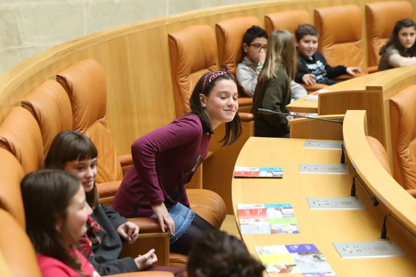 El Día Universal del Niño, organizado por Unicef, se ha celebrado en el Parlamento regional con la participación de un grupo de alumnos del colegio San Fernando de Nájera, quienes han leído los principios de la Convención de los Derechos del Niño