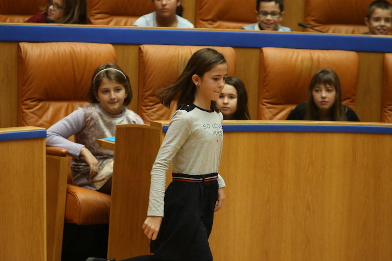 El Día Universal del Niño, organizado por Unicef, se ha celebrado en el Parlamento regional con la participación de un grupo de alumnos del colegio San Fernando de Nájera, quienes han leído los principios de la Convención de los Derechos del Niño