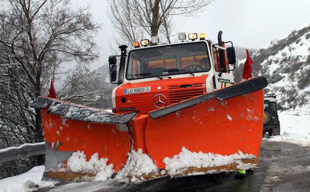 Máquina quitanieves trabajando en una carretera de la sierra riojana. 