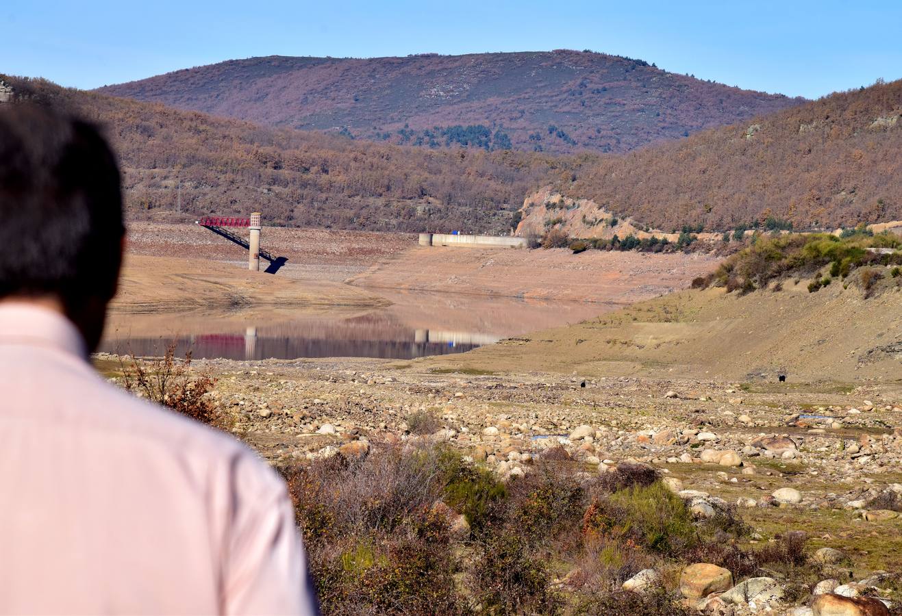 Imagen del (lamentable) estado del embalse de Pajares, en la cabecera del Iregua 