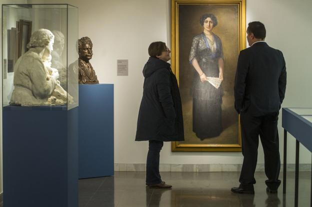 Bonito recorrido. Varios visitantes disfrutan de las obras que se recogen en el Museo de La Rioja. :: 