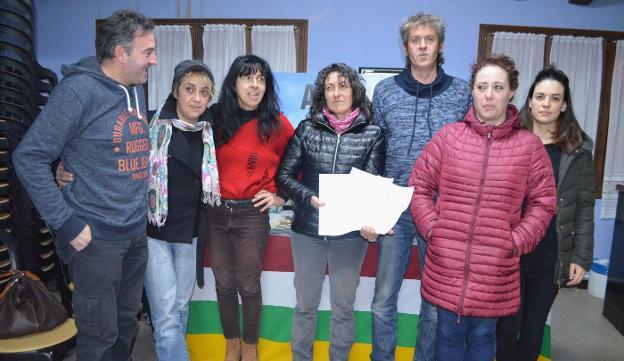 Vecinos afectados, junto al nuevo presidente del Casco Antiguo, Gabriel Aragón (primero a la izquierda), con los folios de las firmas. ::