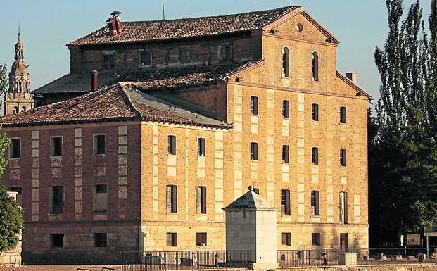 Arriba, esclusa del canal a su paso por Calahorra de Ribas. Debajo, maquinaria para regular el paso del agua en Alar del Rey y la vieja planta harinera de Medina de RIoseco. :: 