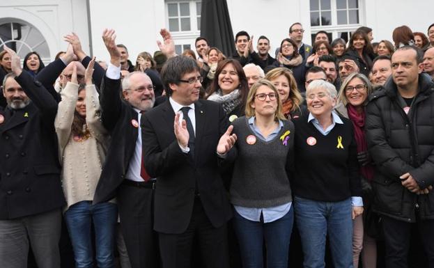 Puigdemont acompañado de 90 miembros de la lista en Brujas.
