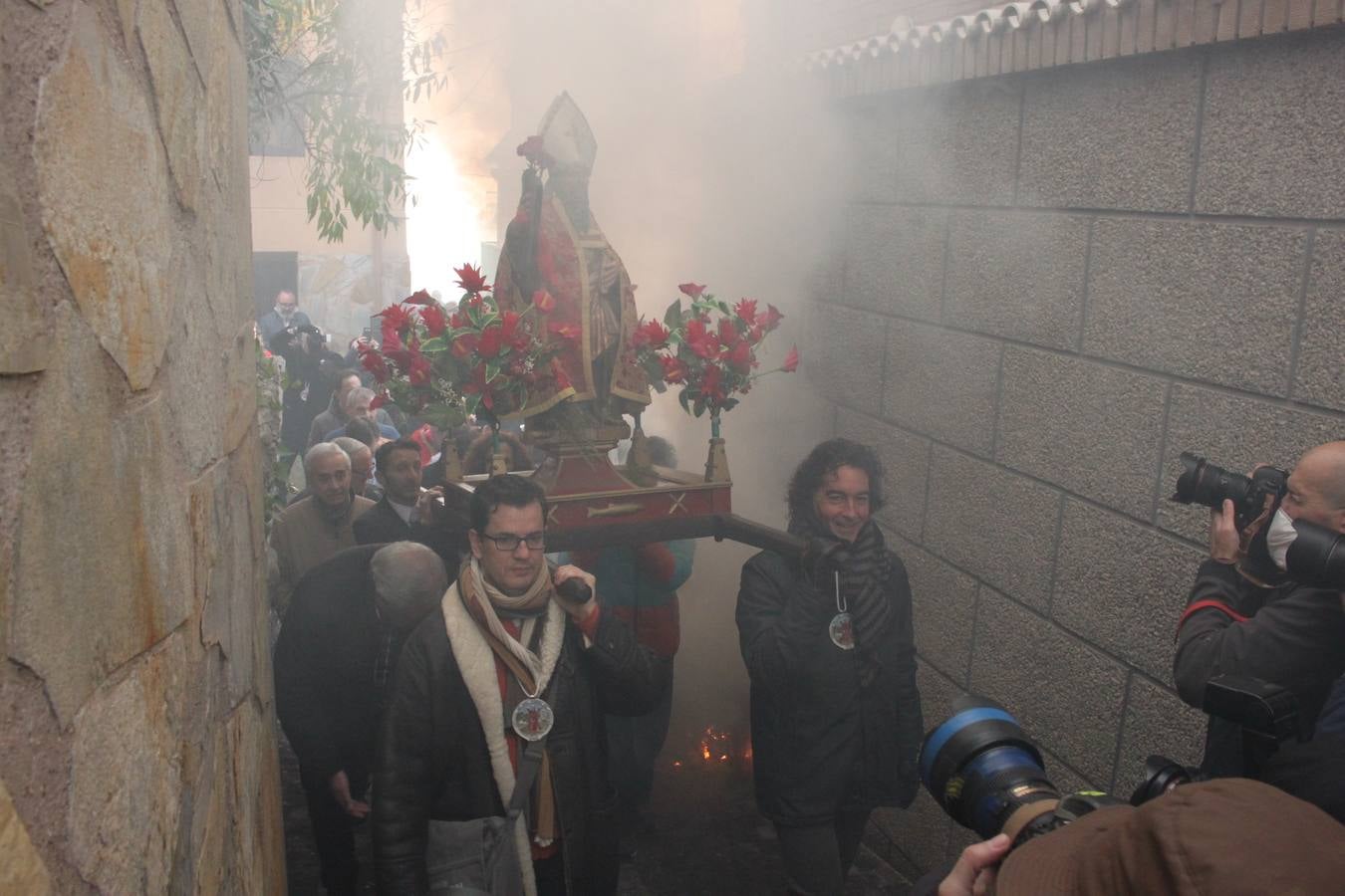 Al paso de San Andrés se van encendiendo las hogueras que se humedecen en romero y grojo