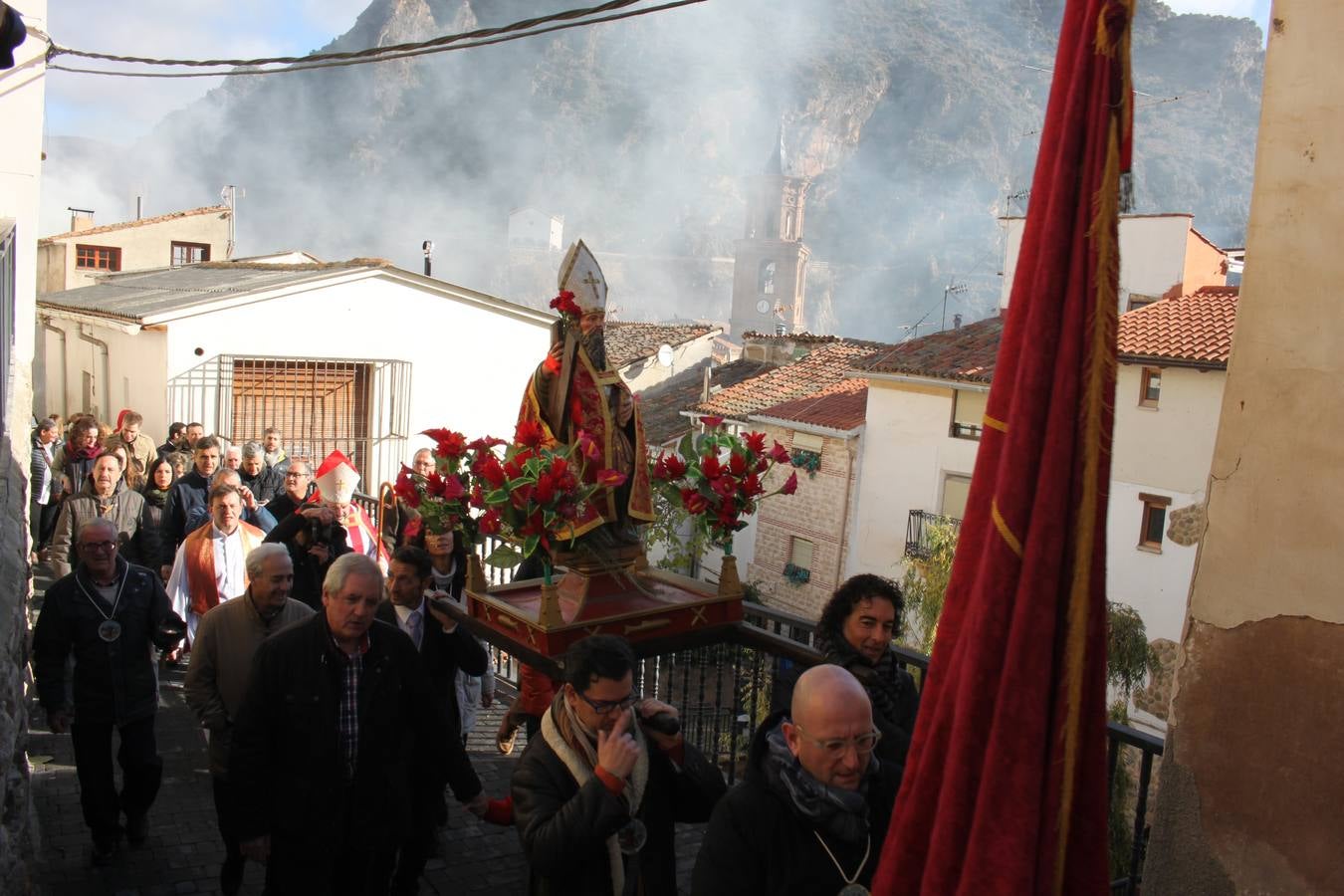 Al paso de San Andrés se van encendiendo las hogueras que se humedecen en romero y grojo