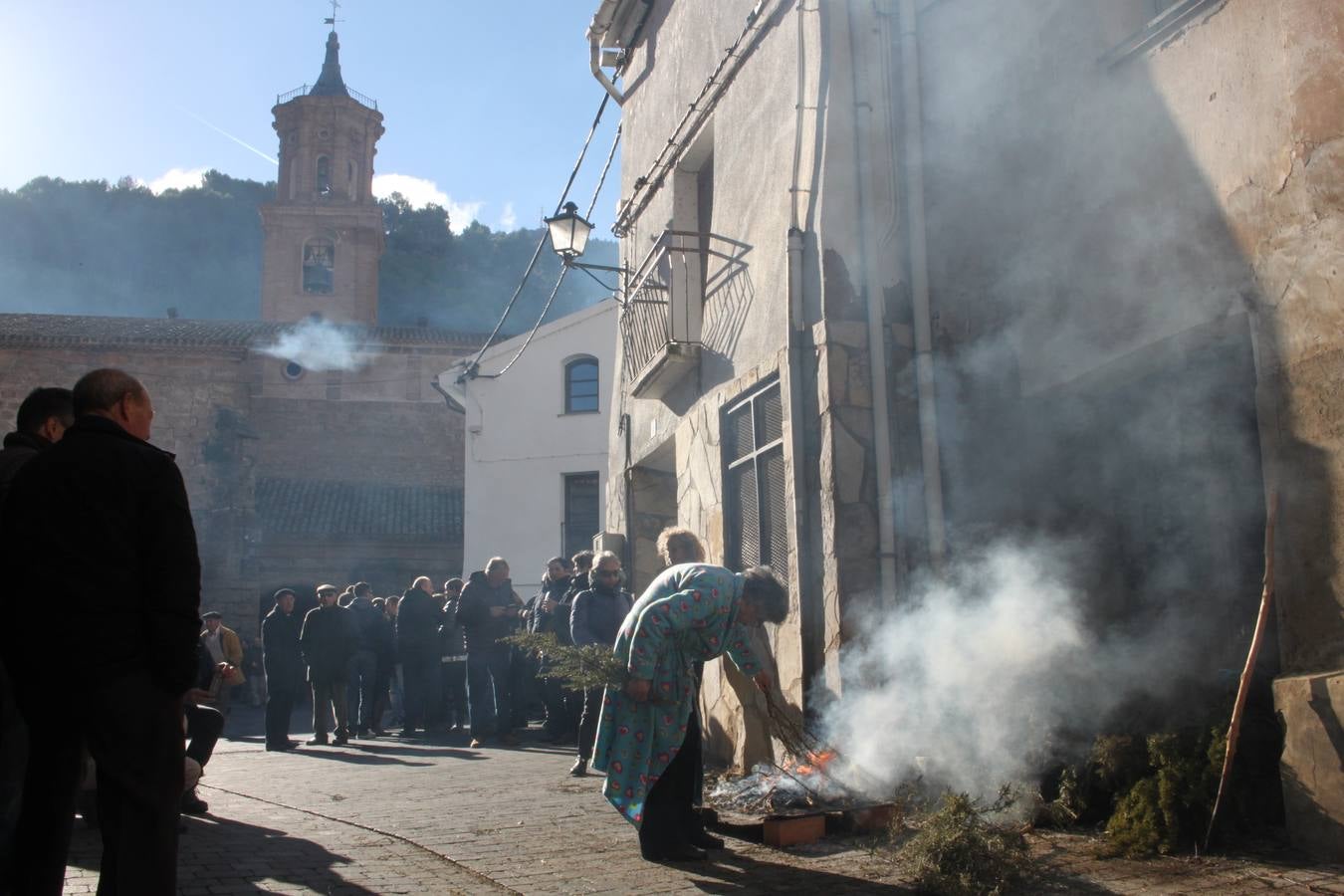 Al paso de San Andrés se van encendiendo las hogueras que se humedecen en romero y grojo