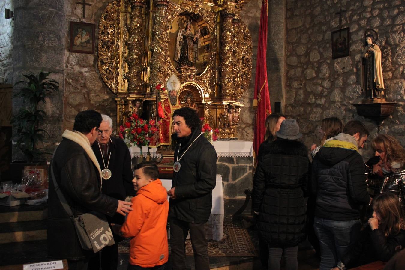 Al paso de San Andrés se van encendiendo las hogueras que se humedecen en romero y grojo