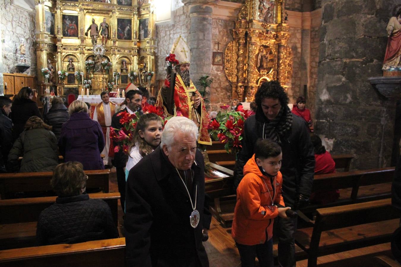 Al paso de San Andrés se van encendiendo las hogueras que se humedecen en romero y grojo