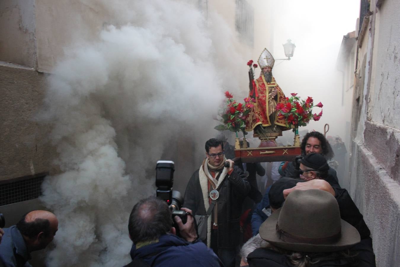 Al paso de San Andrés se van encendiendo las hogueras que se humedecen en romero y grojo