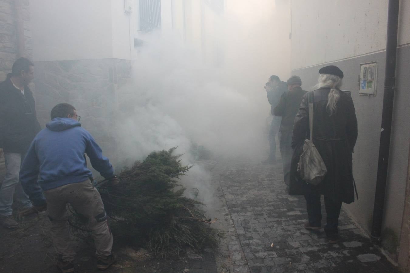 Al paso de San Andrés se van encendiendo las hogueras que se humedecen en romero y grojo