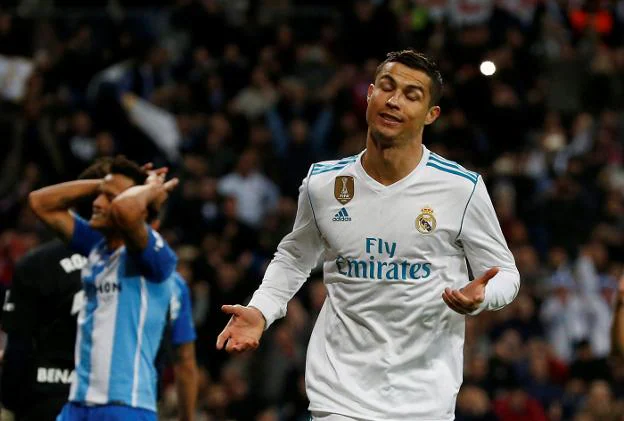 Cristiano Ronaldo celebra el tercer gol del Madrid, tras marcar el rechace de un penalti. :: reuters