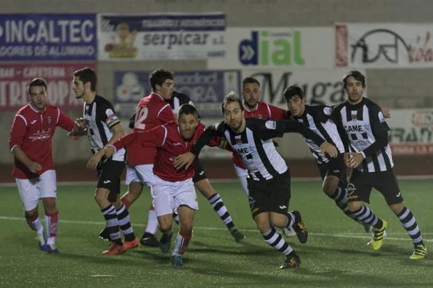 Los blanquinegros Pirri, Labrado, Sota y Josua entran a rematar un saque de esquina en el área del Villegas. :: DONÉZAR
