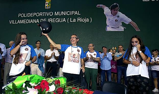 Jesús Ruiz Bastida, con su familia y amigos, durante el homenaje que le rindió Villamediana