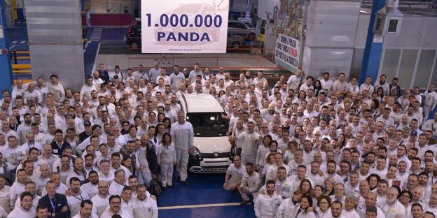 Parte de los trabajadores de la factoría de G. Vico posan con la unidad un millón del Panda. :: L.R.m.
