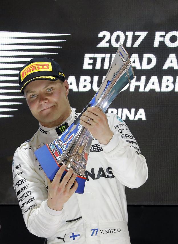 Bottas celebra su triunfo en Abu Dhabi. :: efe
