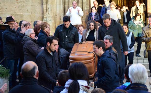 Emotivo último adiós a Bastida