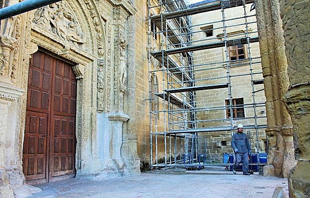 Un operario de los trabajos de restauración durante el montaje del andamiaje en la fachada del monasteruo de Casalarreina. :: D.M.A.