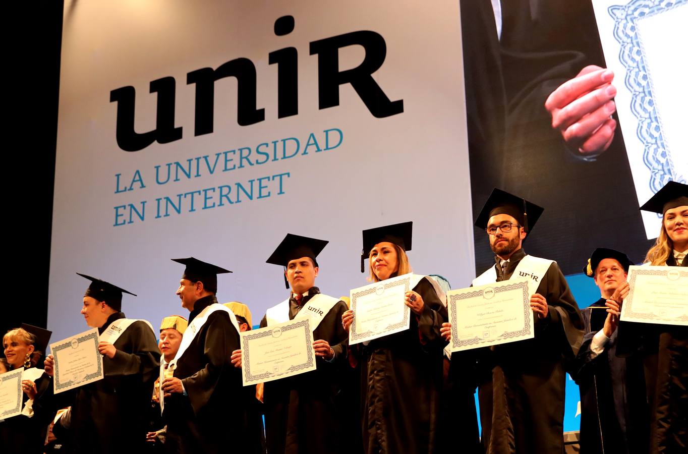 Un millar de alumnos de diez países americanos asistieron en Bogotá al acto de graduación de la Universidad Internacional de La Rioja (UNIR).