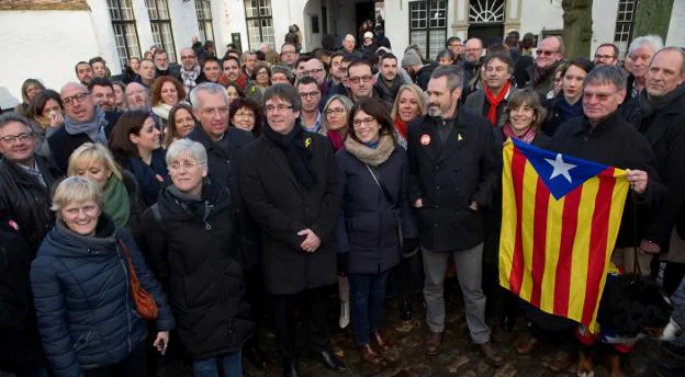 Puigdemont y candidatos de Junts per Catalunya en un acto electoral en Bruselas el pasado sábado. :: HORST WAGNER/ efe