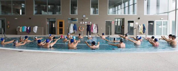 Un grupo de bañistas del balneario de Grávalos realizando ejercicios en el agua de la piscina interior. :: sonia tercero