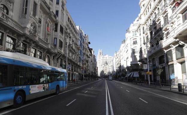 La Gran Vía madrileña amanece con las primeras vallas para la ampliación del espacio peatonal