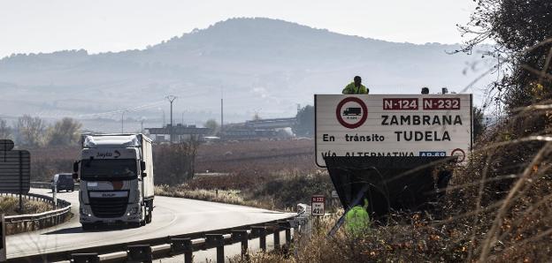 Operarios instalando ayer la señalización vertical del desvío a la autopista en la N-232, a 500 metros del peaje de Cenicero