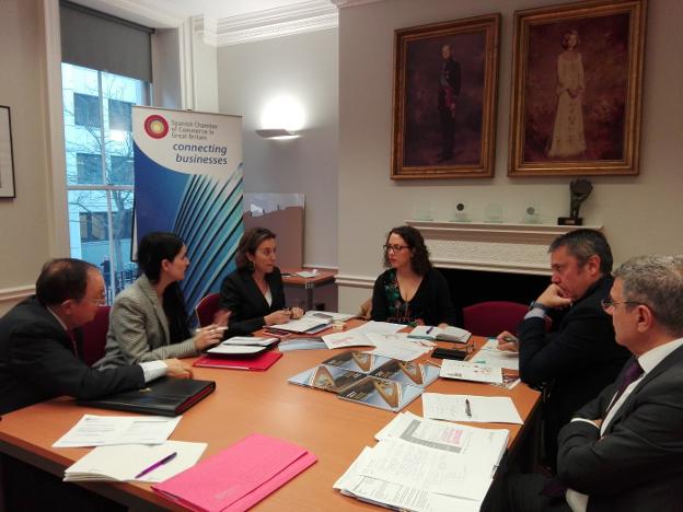 Cuca Gamarra y Ruiz-Alejos, con los representantes del Gobierno de Gales, ayer en la sede de la Cámara de Comercio de España. :: A.L.