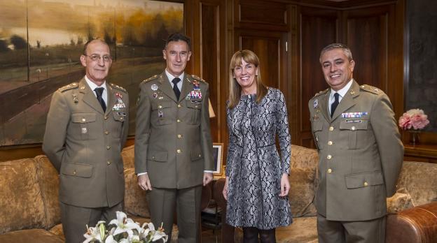 El teniente general Aznar, ayer en el Parlamento. :: Justo Rodríguez