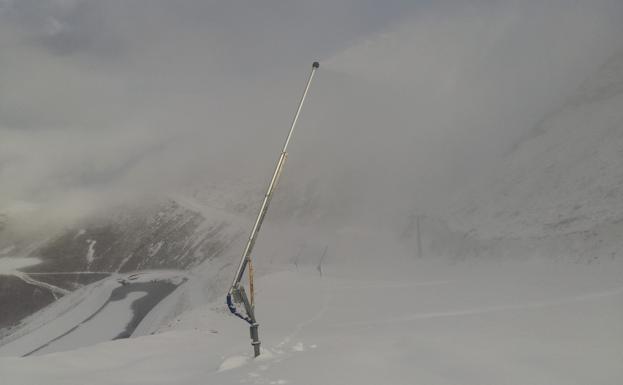 Imagen de los cañones de Valdezcaray produciendo nieve. 