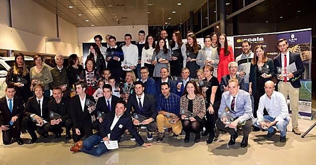 Los premiados, en las instalaciones de Auto Oja. :: Miguel Herreros