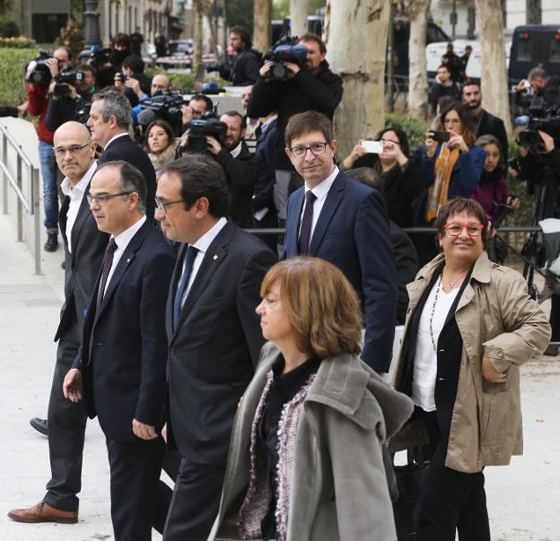 Los exconsejeros de la Generalitat se dirigen a declarar a la Audiencia Nacional el pasado 2 de noviembre. :: Jaime García
