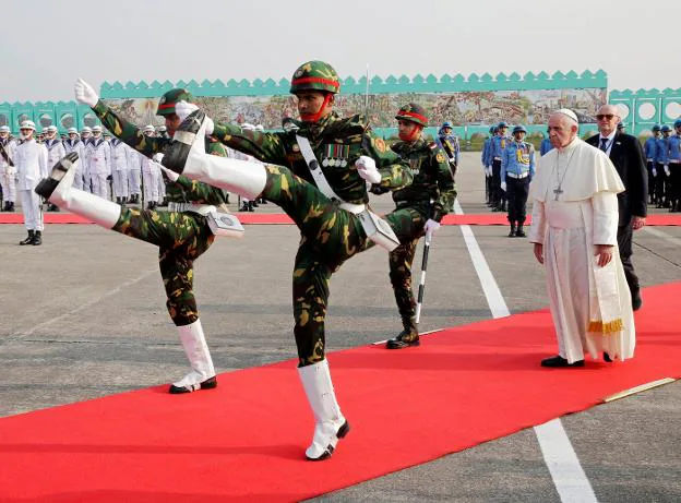 Francisco fue recibido con una parada militar a su llegada al aeropuerto de Daca. :: Max Rossi / REUTERS