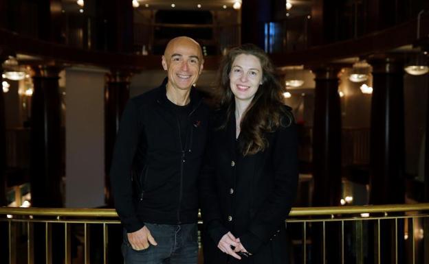 El director musical de 'La Bohéme' Paolo Carignani, y Julia Burbach, responsable de la producción en Madrid.