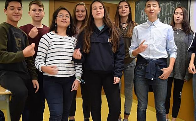 Alumnos del colegio Rey Pastor animan a otros alumnos a particiar en Reportero Escolar.