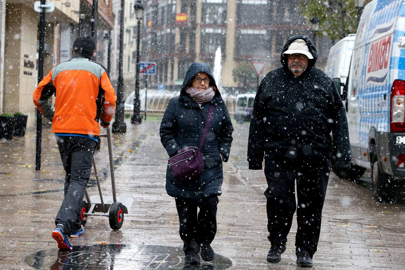 Los vecinos de la capital riojana se vieron sorprendidos por una nevada que, aunque corta, fue intensa por momentos