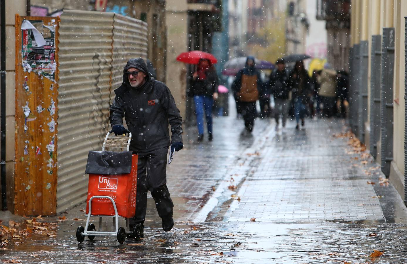 Los vecinos de la capital riojana se vieron sorprendidos por una nevada que, aunque corta, fue intensa por momentos