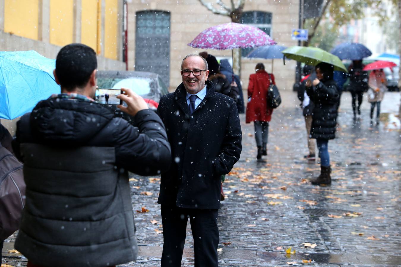 Los vecinos de la capital riojana se vieron sorprendidos por una nevada que, aunque corta, fue intensa por momentos