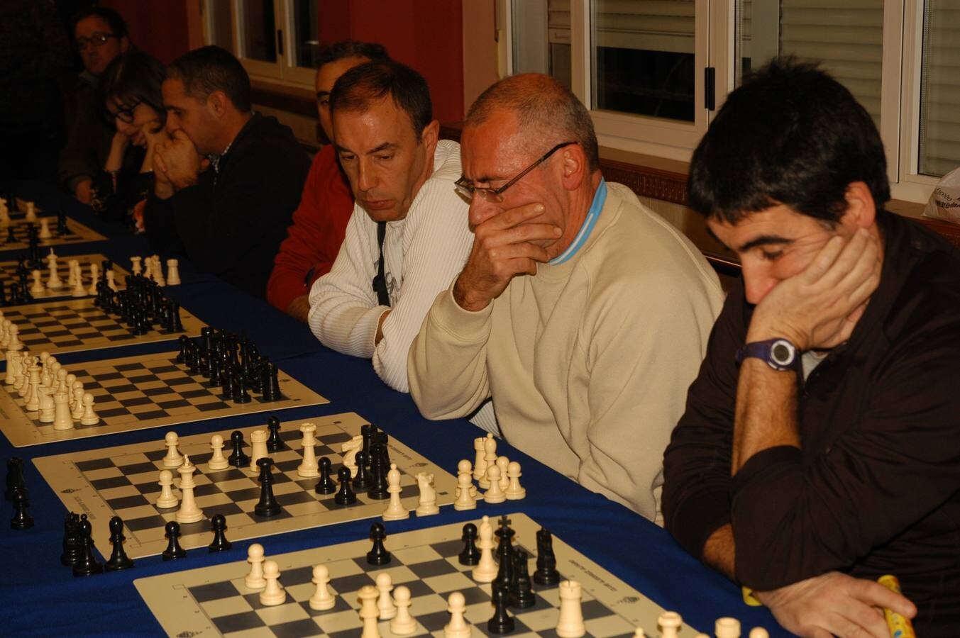 Se ha celebrado el XIV abierto de ajedrez Ribera del Ebro que organiza el Club Ajedrez de Alfaro.Esta es la segunda jornada del torneo y se ha disputado este sábado por la tarde en Cervera del Río Alhama. Al mismo tiempo ha habido simultáneas de ajedrez con el campeón riojano sub18, el cerverano Jorge Ruiz.