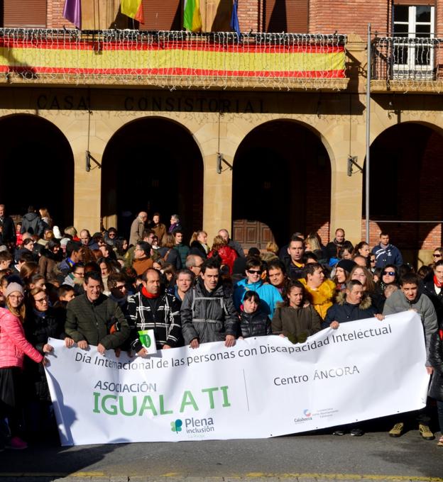 Participantes en la marcha con la pancarta, en el Ayuntamiento. ::