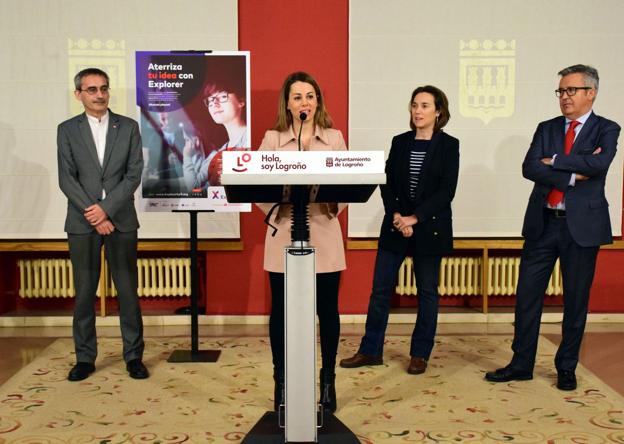 Silvia Lorente, junto a la alcaldesa, el rector Julio Rubio y Domingo Mendi (Banco Santander). 